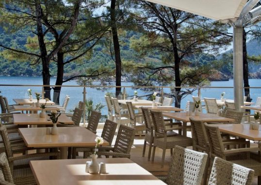 Comment choisir des chaises de terrasse durables pour votre restaurant