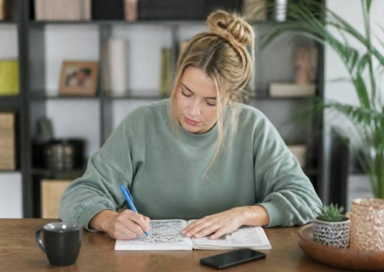 Mots fléchés télé 7 jeux : astuces pour réussir vos grilles