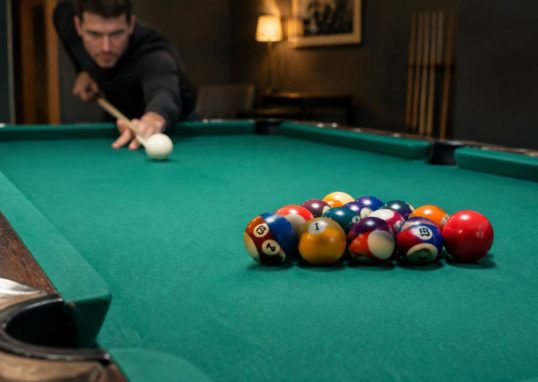 Découvrir le 8 ball billiards et ses règles essentielles