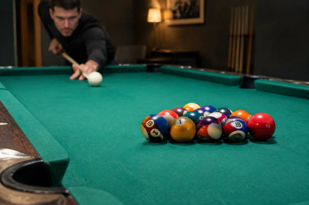Découvrir le 8 ball billiards et ses règles essentielles