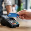 Carte bancaire maestro : fonctionnement, avantages et alternatives