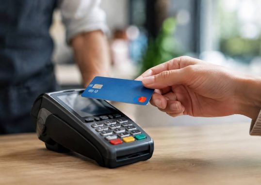 Carte bancaire maestro : fonctionnement, avantages et alternatives