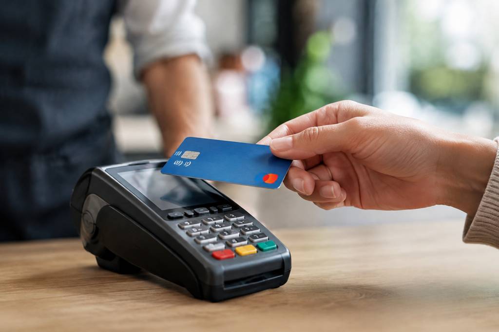Carte bancaire maestro : fonctionnement, avantages et alternatives